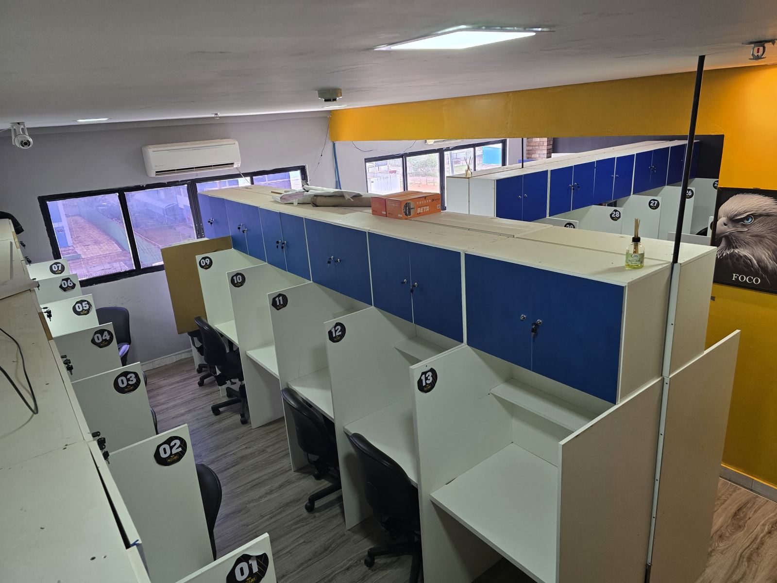 Vista geral das cabines numeradas da HOMEJUS